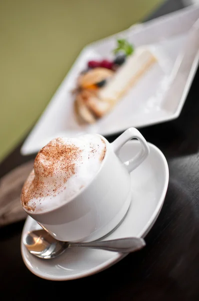 Une tasse de cappuccino avec mousse de lait et cannelle — Photo
