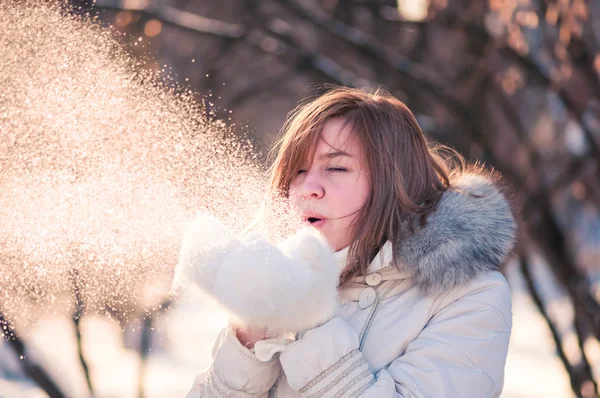 Schöne Frau bläst in den Schnee — Stockfoto