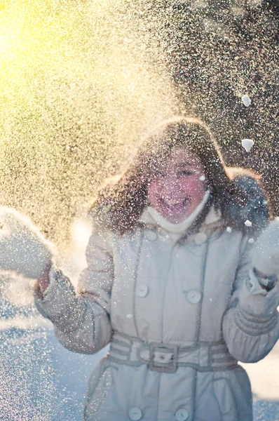 Gelukkig jong vrouw speelt met een sneeuw — Stockfoto