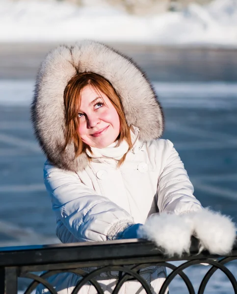 年轻女子冬季肖像。浅景深. — 图库照片