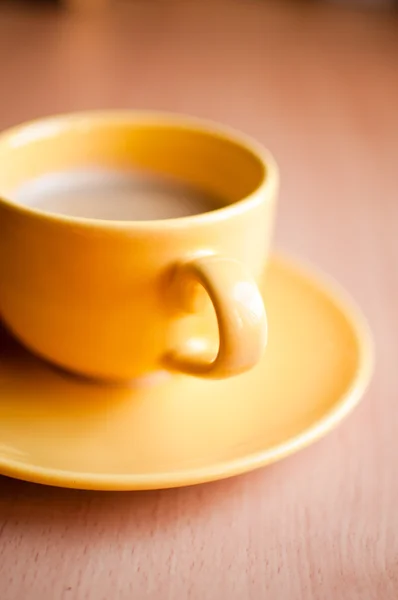 Café dans une tasse jaune — Photo