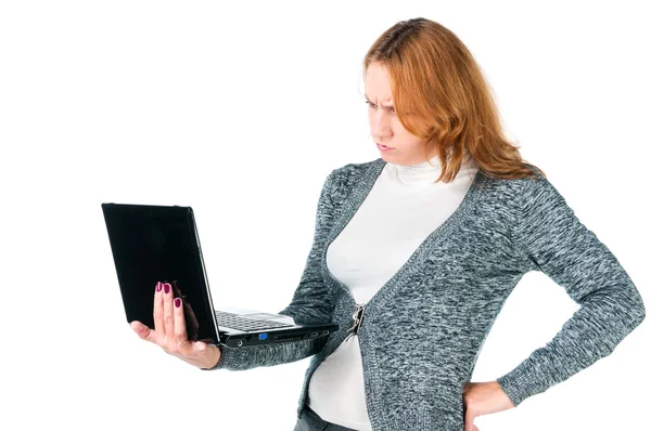 Uma mulher de negócios cansada usando laptop — Fotografia de Stock