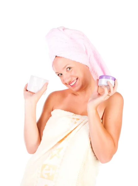 Krásná žena nabídku džbán hydratační krém. — Stock fotografie
