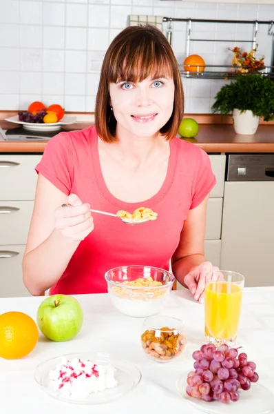 Vacker kvinna med en hälsosam frukost — Stockfoto