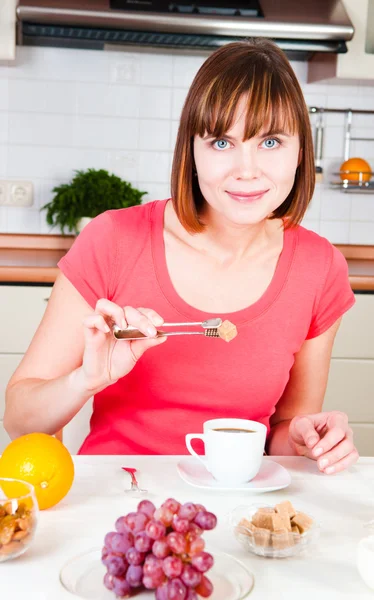 Junge glückliche Frau mit viel Zucker — Stockfoto