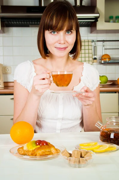 चाय के साथ युवा सुंदर खुश महिला — स्टॉक फ़ोटो, इमेज