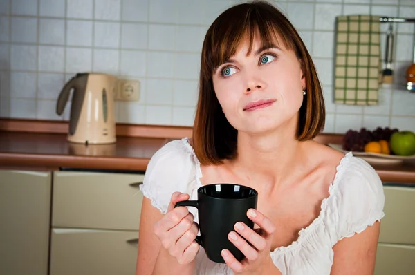 Jovem, desfrutando de uma xícara de café em sua casa . — Fotografia de Stock