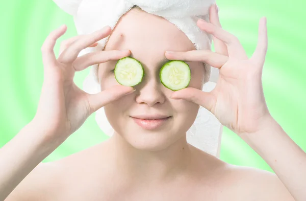 Mujer con pepinos en los ojos —  Fotos de Stock