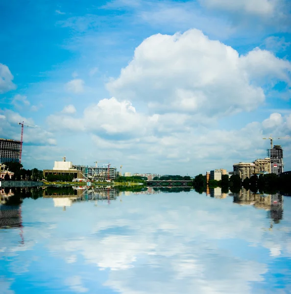 Modrá obloha v Jekatěrinburgu — Stock fotografie