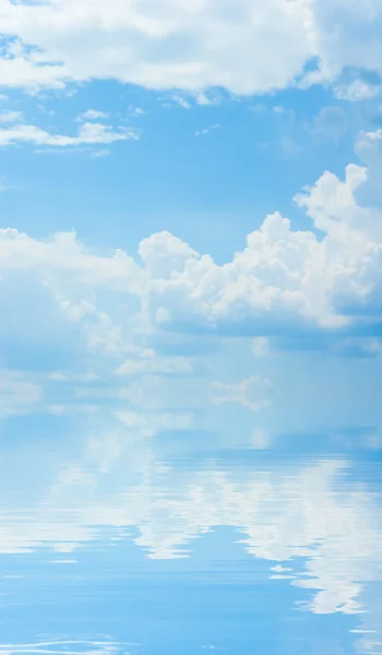 Bellissimo cielo estivo con riflesso d'acqua — Foto Stock