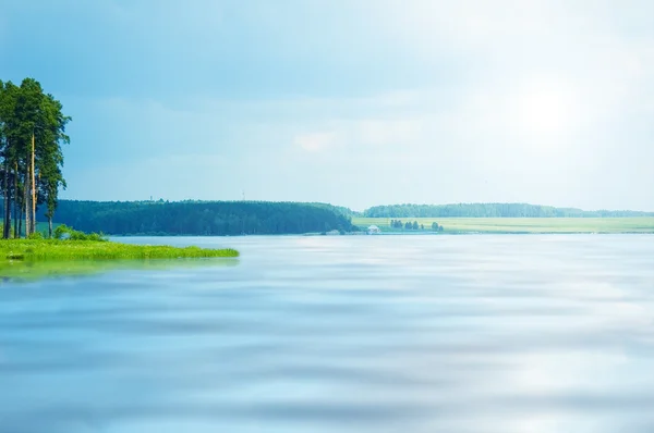 Calmo lago blu — Foto Stock