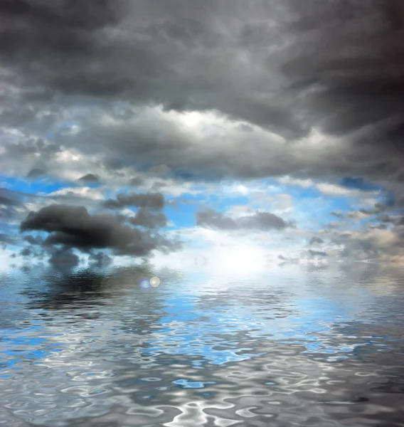 Nuvole grigie e riflesso del sole sull'acqua — Foto Stock
