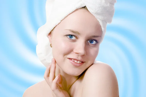 Žena s ručníkem na pozadí abstraktní — Stock fotografie