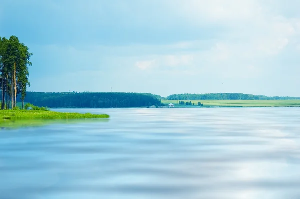 Rauhallinen sininen järvi — kuvapankkivalokuva