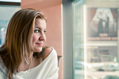 Pencereden bakan güzel bir kadın.