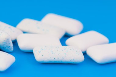 Mavi çiğneme diş etleri