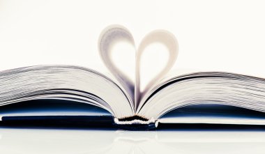 Kalp şeklinde kıvrılmış bir kitabın sayfaları