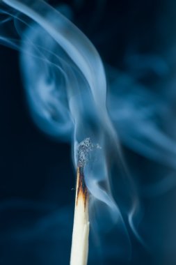 Az önce çıkan kibritten çıkan duman.,