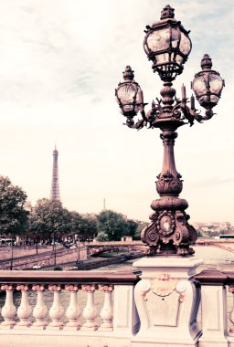 eiffel karşı alexandre III Köprüsü'nde sokak fener