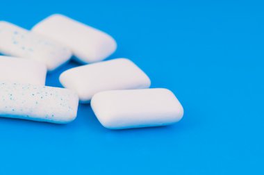 Mavi çiğneme diş etleri