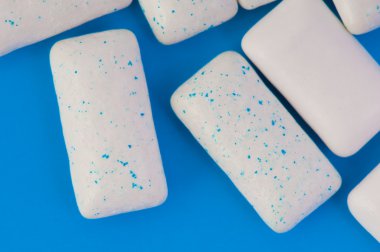 Mavi çiğneme diş etleri