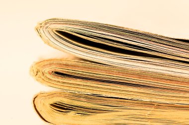Dergi yığınının büyük yüksek yığılmış.