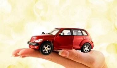 elinde kırmızı araba