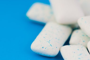 Mavi çiğneme diş etleri