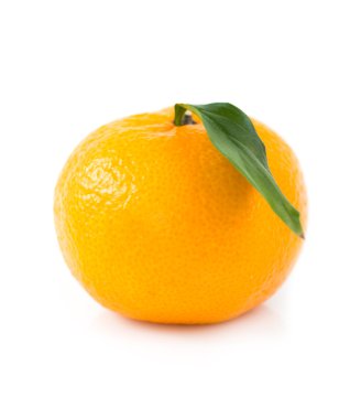 yaprak üzerine beyaz izole bir mandalina
