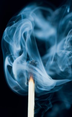 Az önce çıkan kibritten çıkan duman.,