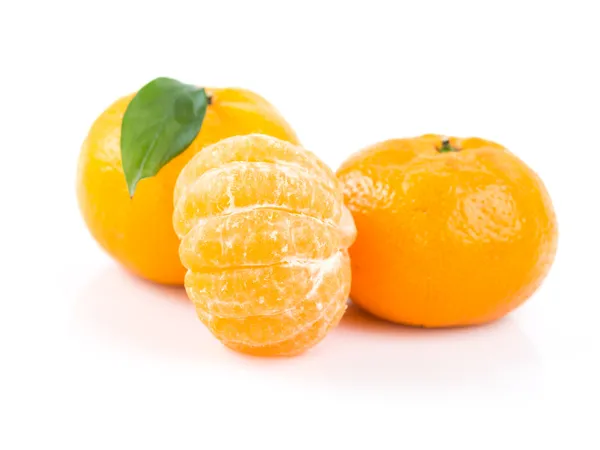 Tangerinas saborosas isoladas em branco — Fotografia de Stock