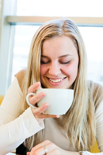 Mujer rubia bebiendo café — Foto de Stock