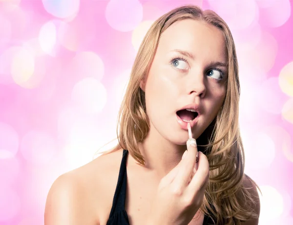 Model lässt Lippenstift auftragen — Stockfoto