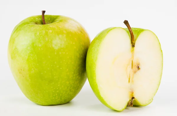 Zelená jablka a polovinu jablka — Stock fotografie
