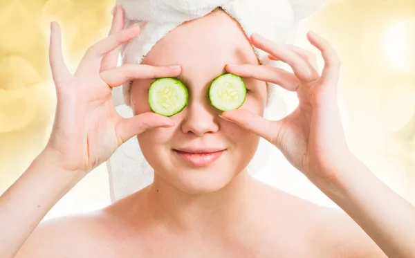 Frau mit Gurken auf den Augen — Stockfoto