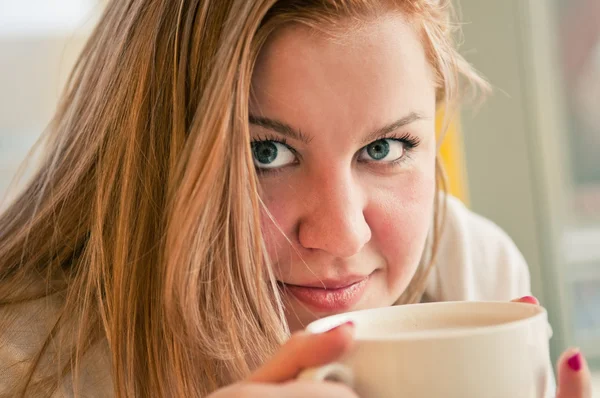 Kobieta z aromatyczną kawą w rękach — Zdjęcie stockowe