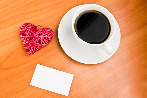 Corazón de paja roja y taza de café —  Fotos de Stock