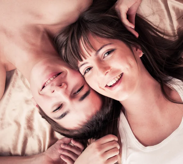 Jovem casal feliz na cama — Fotografia de Stock