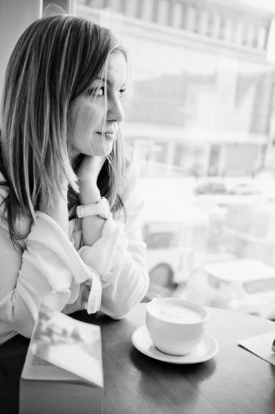 Mujer hermosa mirando a través de una ventana. —  Fotos de Stock