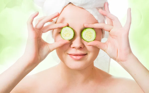 Frau mit Gurken auf den Augen — Stockfoto