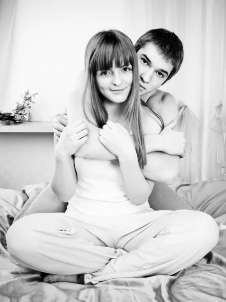 Retrato de casal acolhedor relaxante no quarto - Interior — Fotografia de Stock