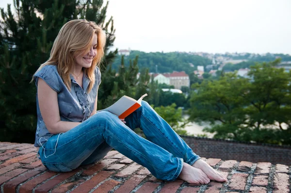 Mujer sentada y leyendo en Praga — Foto de Stock