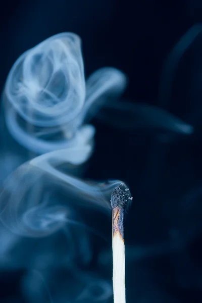 Kouř ze zápalky, která právě zhasla, — Stock fotografie