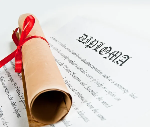kırmızı kurdele ile Diploma