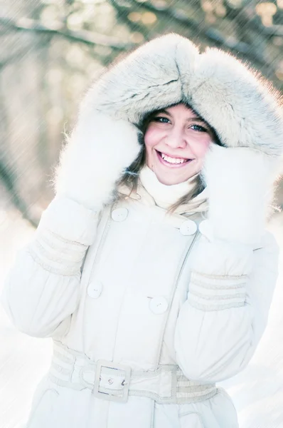 Молодая женщина зимний портрет. Shallow dof . — стоковое фото