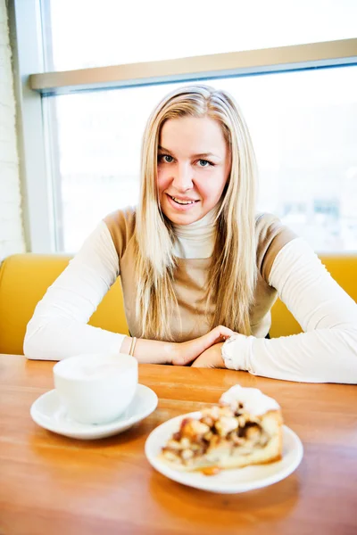 Mulher loira bebendo café — Fotografia de Stock