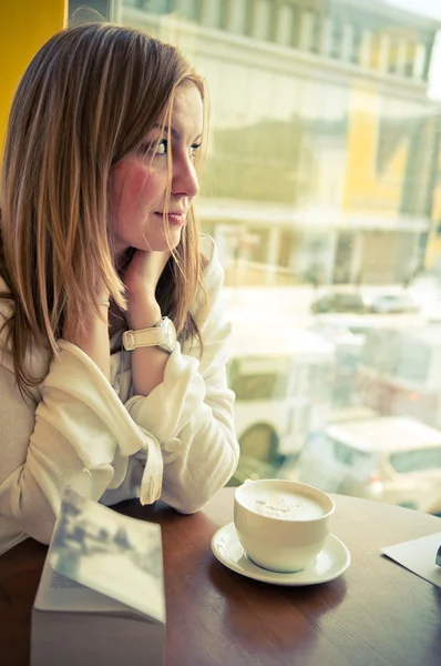 Mujer joven disfrutando de una taza de café —  Fotos de Stock