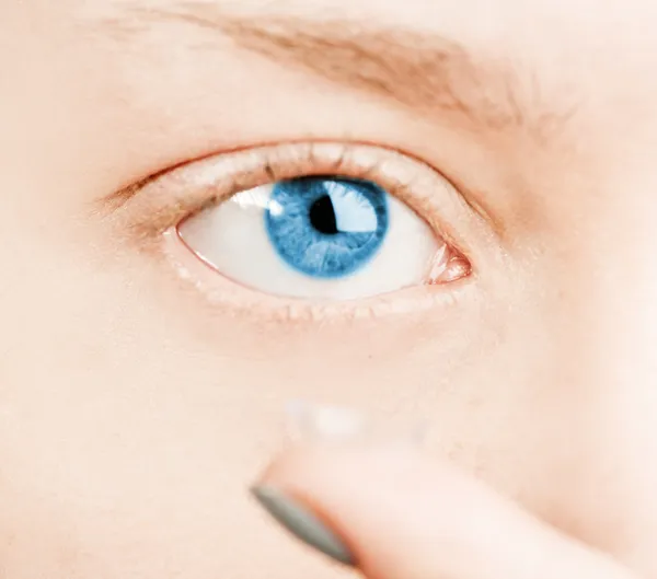 Bliska wstawiania soczewki kontaktowe w kobiece oko — Zdjęcie stockowe