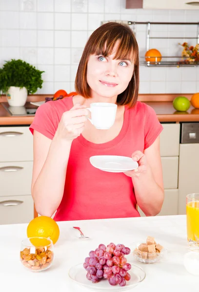 Jonge vrouw genieten van een kopje koffie — Stockfoto