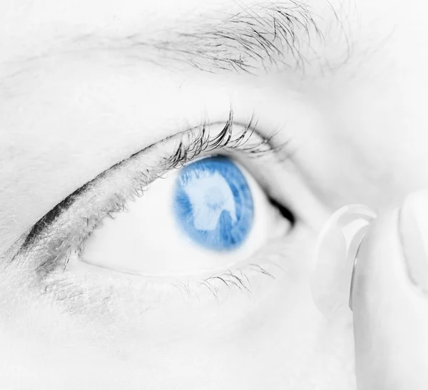 Close up of inserting a contact lens in female eye — Stock Photo, Image